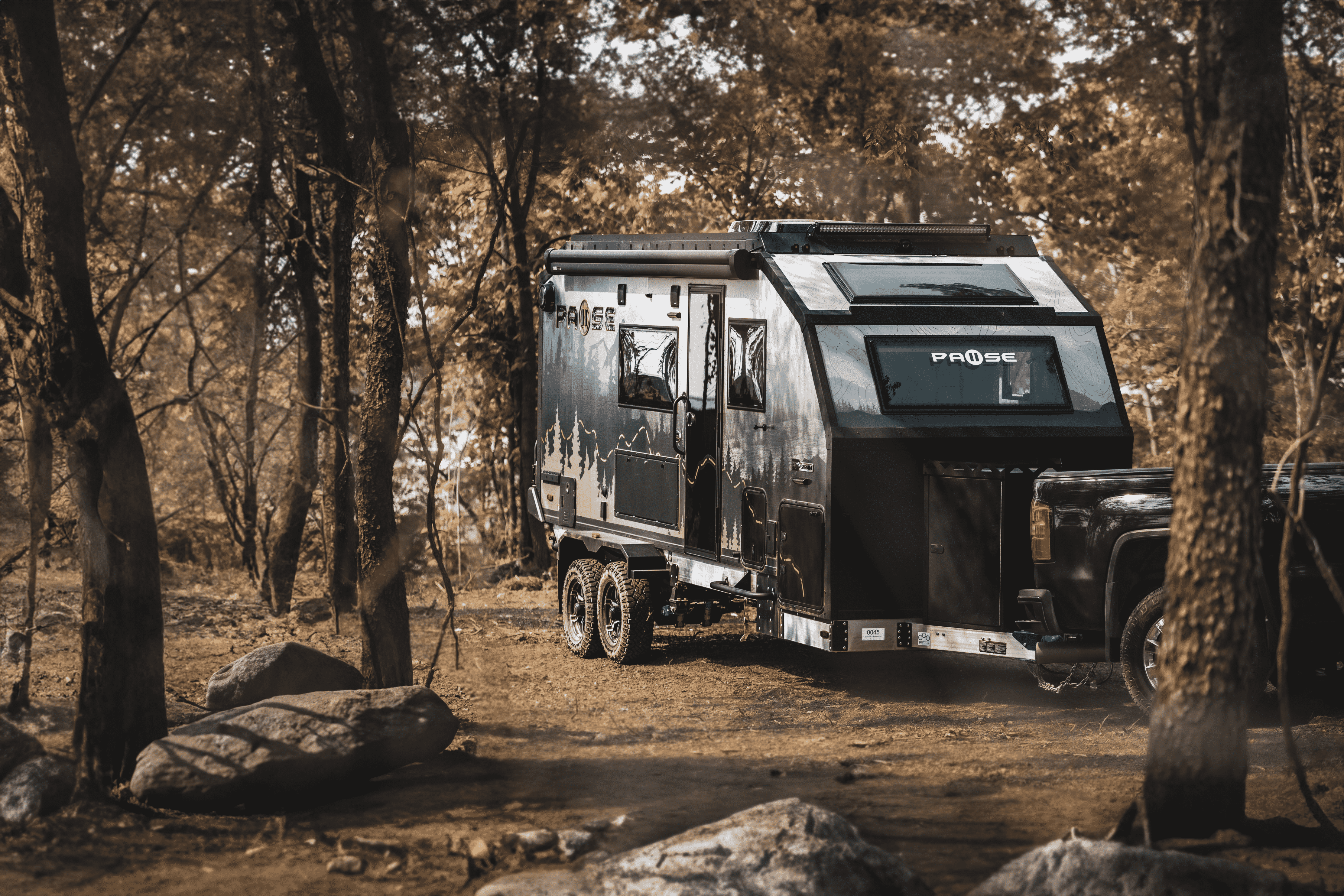 Overland WBA. Suspension pneumatique véhicules récréatifs. Garde au sol. Système solaire véhicule récréatif. Camping van. Camping hors des sentiers battus. Système Garmin. Caravane de luxe. Véhicules récréatifs. Camping car. Camping-car. Caravane.VR Véhicule Récréatif. Autocaravane. Motorisé. Camping-van. Maison mobile. Campeur. Roulotte. Mobil-home. Roulotte de luxe. Air suspension for recreational vehicles. Ground clearance. Solar system for recreational vehicles. Camper van. Off-road camping. Garmin system. Luxury caravan. Recreational vehicles. Motorhome. RV. Recreational Vehicle. Motorized RV. Camping van. Mobile home. Camper. Trailer. Mobile home. Luxury trailer.